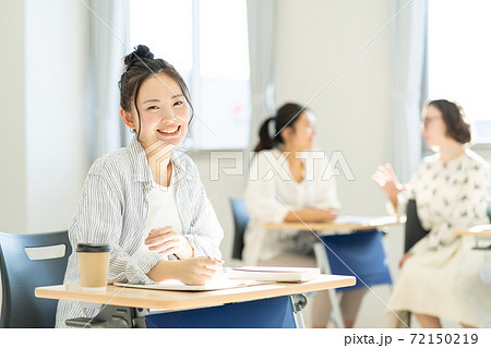 教室で授業を受ける女子大生　撮影協力：中央工学校附属日本語学校 72150219