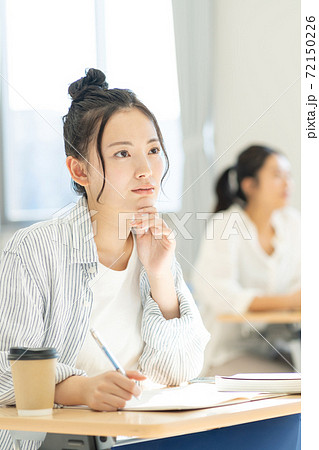 教室で授業を受ける女子大生　撮影協力：中央工学校附属日本語学校 72150226