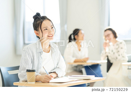 教室で授業を受ける女子大生　撮影協力：中央工学校附属日本語学校 72150229