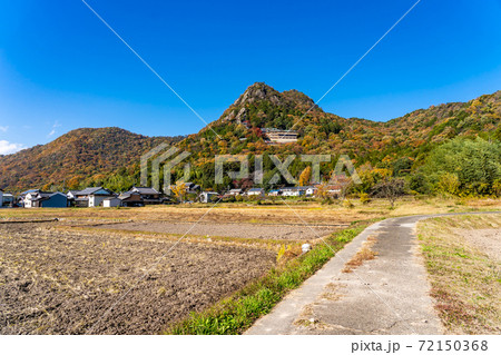 滋賀県東近江市　全山紅葉している太郎坊宮の遠景 72150368