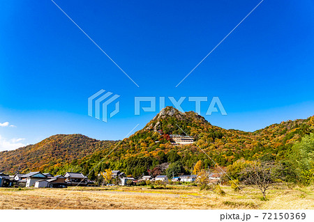 滋賀県東近江市 全山紅葉している太郎坊宮の遠景 滋賀県東近江市 全山紅葉している太郎坊宮の遠景 72150369