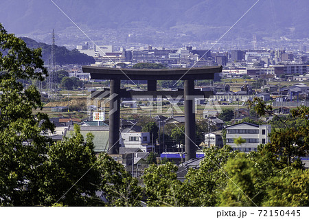 大神神社　大鳥居　奈良県桜井市 72150445
