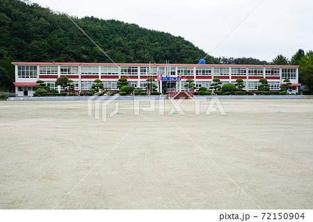 校正 運動場 学校 72150904