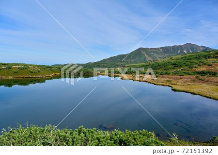遊歩道から鏡池越しに見た晩秋の情景＠＠大雪山旭岳、北海道 72151392