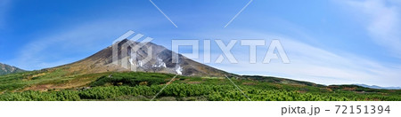 青空バックにそびえる晩秋の大雪山旭岳のパノラマ情景＠北海道 72151394