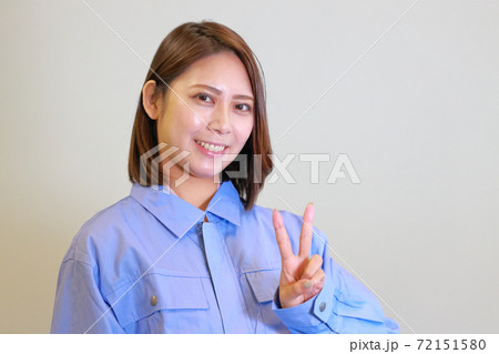 2つ目のポイントのポーズ_ユニフォームを着た女性 72151580