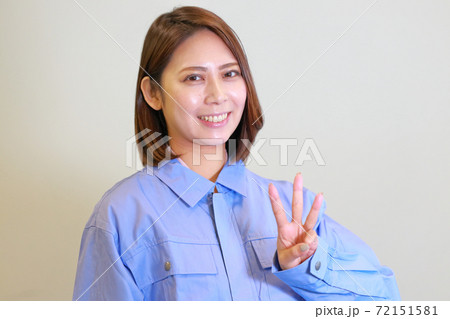 3つ目のポイントのポーズ_ユニフォームを着た女性 72151581