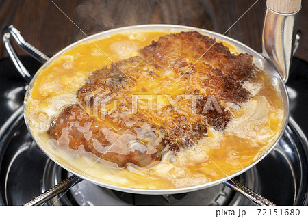 カツ丼の調理シーン(親子鍋) カツ丼の調理シーン(親子鍋) 72151680