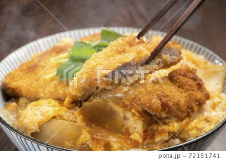 かつ丼を食べる 72151741