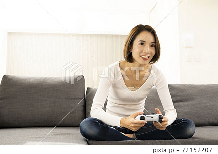 ビデオゲームに夢中になる女性/テレビゲーム/巣篭もり/引きこもり/プレステ/一人/独身女性/ ビデオゲームに夢中になる女性/テレビゲーム/巣篭もり/引きこもり/プレステ/一人/独身女性/ 72152207