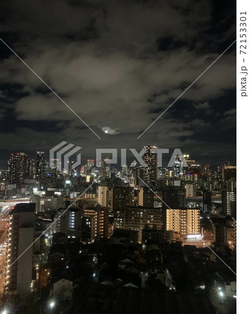 雲から覗き込む月夜景 72153301