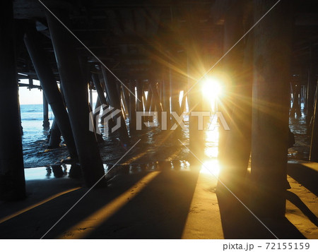 隙間から眩しいくらいの夕日 72155159