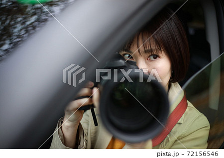 車内から写真を撮る女性 車内から写真を撮る女性 72156546