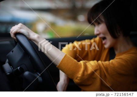 急ハンドルを切る女性 72156547