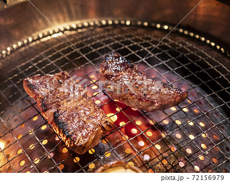 ロースターで焼くジューシーな高級焼肉黒毛和牛 神戸牛但馬牛 上ロース の写真素材 ロースターで焼くジューシーな高級焼肉黒毛和牛 神戸牛但馬牛 上ロース の写真素材