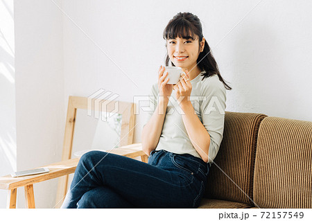 ソファでくつろぐ若い女性 ソファでくつろぐ若い女性 72157549