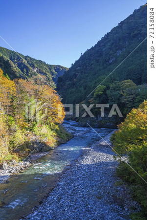 奥多摩の梅沢大橋から見た多摩川　秋景 72158084