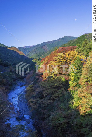 奥多摩古里の万世橋からみた多摩川の秋景 奥多摩古里の万世橋からみた多摩川の秋景 72158230
