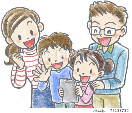 スマホに向かって話す4人家族 72158756