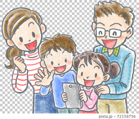 スマホに向かって話す4人家族 72158756