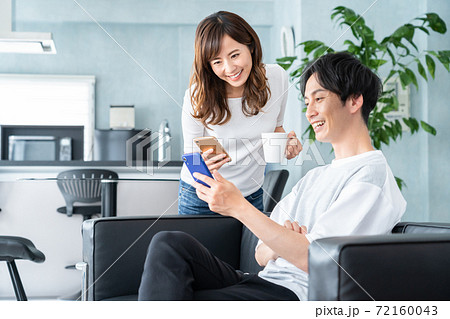夫婦 家族 ファミリー カップル 仲良し リビング ライフスタイル 夫婦 家族 ファミリー カップル 仲良し リビング ライフスタイル 72160043