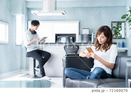 夫婦 家族 ファミリー カップル 仲良し リビング ライフスタイル 夫婦 家族 ファミリー カップル 仲良し リビング ライフスタイル 72160070