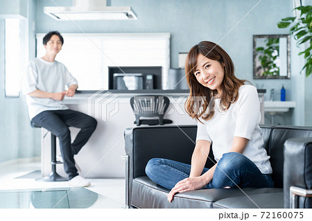 夫婦 家族 ファミリー カップル 仲良し リビング ライフスタイル 夫婦 家族 ファミリー カップル 仲良し リビング ライフスタイル 72160075