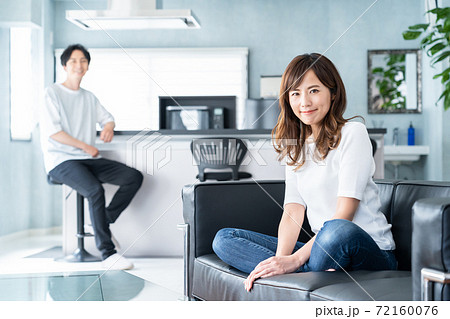 夫婦　家族　ファミリー　カップル　仲良し　リビング　ライフスタイル 72160076