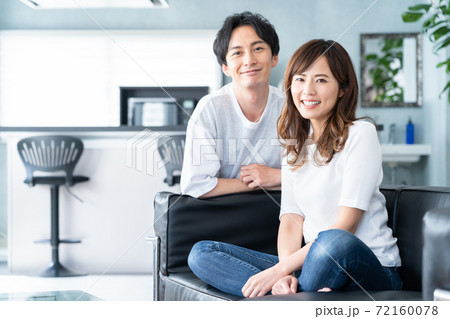 夫婦 家族 ファミリー カップル 仲良し リビング ライフスタイル 夫婦 家族 ファミリー カップル 仲良し リビング ライフスタイル 72160078
