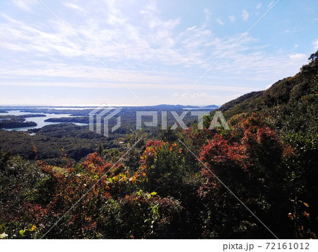 右手に山、正面に紅葉が始まった木々、広がるリアス式海岸のはるか向こうに太平洋 72161012