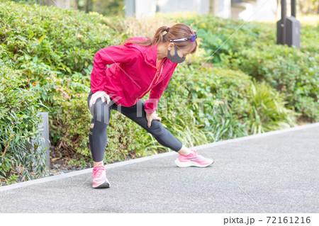 トレーニング前にストレッチをする女性 72161216