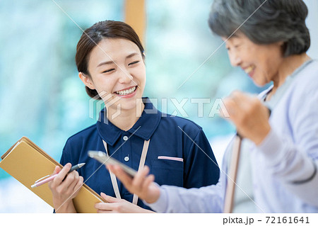 介護イメージ　シニア　デイケア　介護福祉士　老人ホーム 72161641