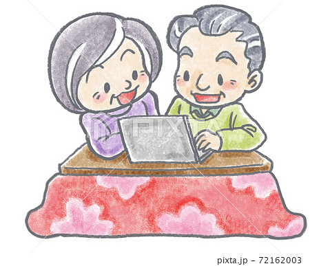 おじいちゃんおばあちゃんがこたつでノートパソコン 72162003