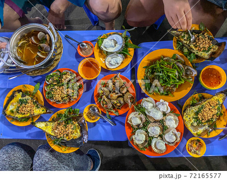 Top view photo of snails feast- Vietnamese street 72165577