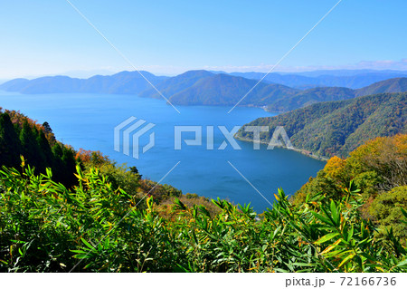 よく晴れた日の賤ヶ岳から琵琶湖・余呉湖を望む 72166736
