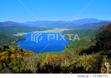 よく晴れた日の賤ヶ岳から琵琶湖・余呉湖を望む 72166741
