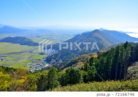 よく晴れた日の賤ヶ岳から琵琶湖・余呉湖を望む 72166746