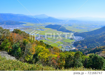 よく晴れた日の賤ヶ岳から琵琶湖・余呉湖を望む よく晴れた日の賤ヶ岳から琵琶湖・余呉湖を望む 72166747