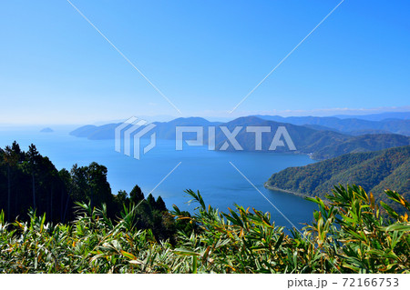 よく晴れた日の賤ヶ岳から琵琶湖・余呉湖を望む 72166753