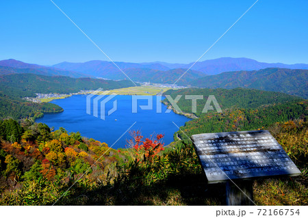 よく晴れた日の賤ヶ岳から琵琶湖・余呉湖を望む よく晴れた日の賤ヶ岳から琵琶湖・余呉湖を望む 72166754