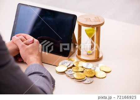 Young man earning money via Internet in time management concept 72166925
