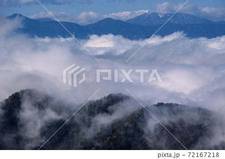 強風で波打つ雲海と天子山地 強風で波打つ雲海と天子山地 72167218