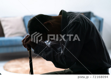 杖を持って悩むシニア男性　シルエット 72168094