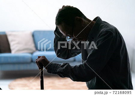 杖を持って悩むシニア男性 シルエット 杖を持って悩むシニア男性 シルエット 72168095