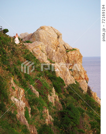 伊良湖岬　断崖絶壁に立つウェディングドレスの女性 72169194