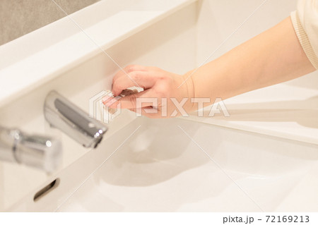 蛇口の清掃をしているところ　写真素材 72169213