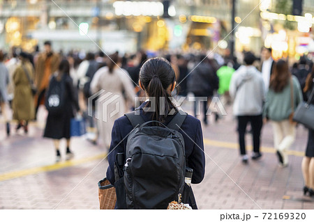 渋谷駅前を歩く制服の女子高生の後ろ姿 渋谷駅前を歩く制服の女子高生の後ろ姿 72169320