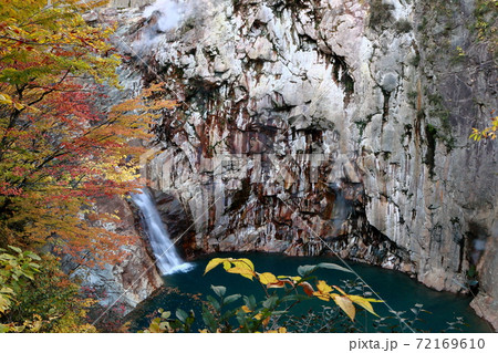 岩手県雫石町葛根田渓谷紅葉と滝壺の岩肌 岩手県雫石町葛根田渓谷紅葉と滝壺の岩肌 72169610