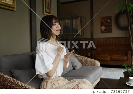 なるほどと手を打つ若い女性 72169737
