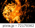 メラメラと激しく燃えさかるオレンジ色の炎【黒背景】 72170362